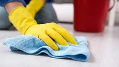 Kako očistiti pod, a da ne ostane ljepljiv ili prugast (i zašto je vruća voda loša ideja)
