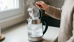 Umjesto octa i sode bikarbone, dodajem ovaj jeftini prah. Naslage kamenca nestaju s kuhala za vodu kao da su čarobne.