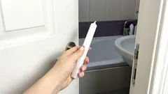 Jednom mjesečno odlazim u kupaonicu i sa sobom nosim običnu svijeću. Time rješavam tri problema odjednom.