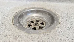 Sprječavanje začepljenja odvoda koja se pojačavaju zimi: Kako koristiti sodu bikarbonu i toplu vodu da spriječite stvrdnjavanje masnoće