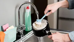 Kako očistiti izgorjeli lonac ili tavu? Učinkovite metode iz kuhinje.