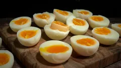 Zašto profesionalni kuhari nikada ne kuhaju jaja nakon što voda proključa: tajna savršenog jela