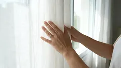 Umjesto da ga ulijete u čašu, ulijte ga u perilicu rublja. Vaši sivi zavjese ponovno će izgledati kao nove.