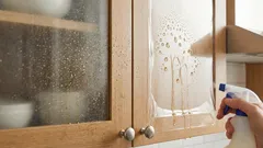 Kako ukloniti masni film s kuhinjskih fronti bez agresivnih sredstava