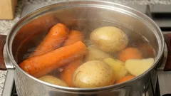 Što dodati u vodu da povrće ne potamni: kulinarska magija