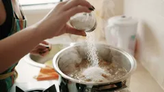 Kako spasiti prezaljenu juhu? Dodajte krišku ovog voća i pirjajte 10 minuta.