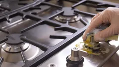 Kako očistiti ljepljivu mast s tipki plinskog štednjaka
