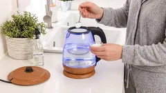 Što staviti u kuhalo za vodu da se ukloni kamenac: metoda koja nadmudruje kemiju