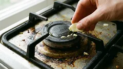 Trljanje rešetki češnjakom: zašto je to potrebno i koliko često treba raditi?