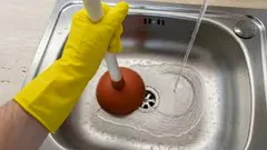 Što nikada ne biste smjeli ulijevati u sudoper: čak ni iskusne kućanice to ne znaju.