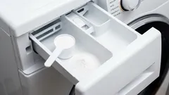 Kako očistiti perilicu rublja: stavite 75 g ovoga u pretinac za deterdžent — prljavština i plijesan izaći će u obliku crnih pahuljica.