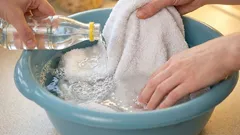 Uvečer natopim kuhinjske krpe i pećničke rukavice: ujutro su besprijekorno čiste, čak i stare mrlje od masnoće nestaju.