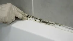 Je li fuge u vašoj kupaonici potamnila? Savjetovat ćemo vas kako pravilno zamijeniti brtveni materijal.