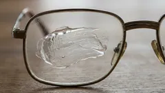 Kako ukloniti sitne ogrebotine s naočala bez oštećenja premaza