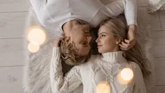 Kako možete znati je li netko zaljubljen u vas? Ogledavanje u razgovoru