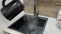 Zašto ne biste sipali kipuću vodu u sudoper: najčešća pogreška koja vas može koštati tisuće.