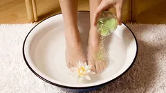 Otopina octa i soli za stopala: koja su njezina svojstva i kada je koristiti?