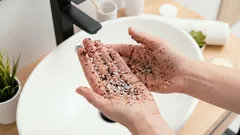 Pranje ruku solju i kavom: zašto se preporučuje i čemu služi.